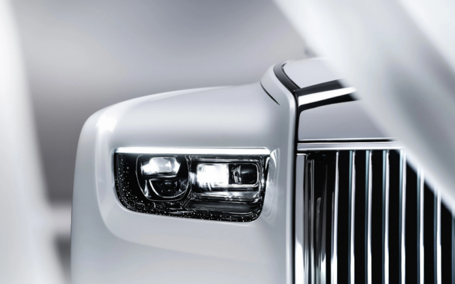 Rolls-Royce định vị thương hiệu là một ngôi nhà nghệ thuật và Phantom chính là một biểu tượng di sản trường tồn với thời gian. Trải qua gần 100 năm và 8 thế hệ, Rolls-Royce Phantom vẫn giữ nguyên cốt cách và tinh thần mà doanh nhân Charles Rolls và kỹ sư Henry Royce hướng đến. Cùng Zingwheel tìm hiểu ngay nhé!