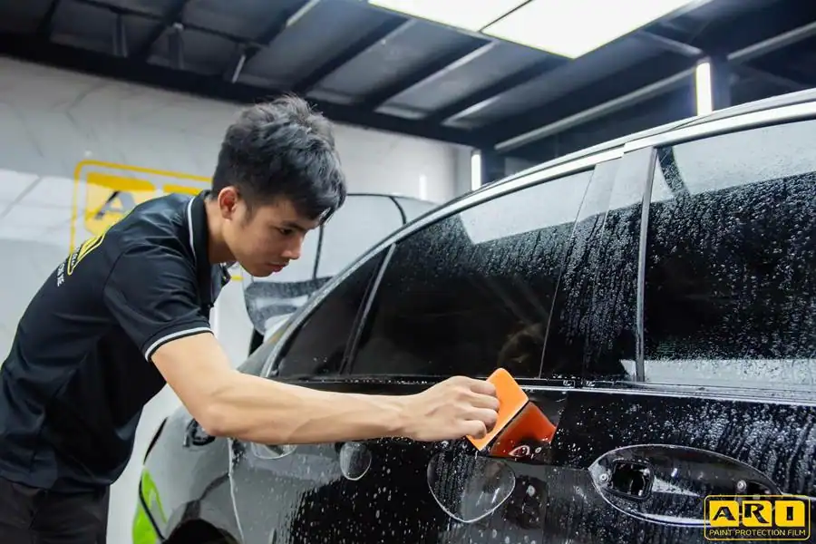 bên hông xe mercedes e300, tay nắm cửa bọc ppf