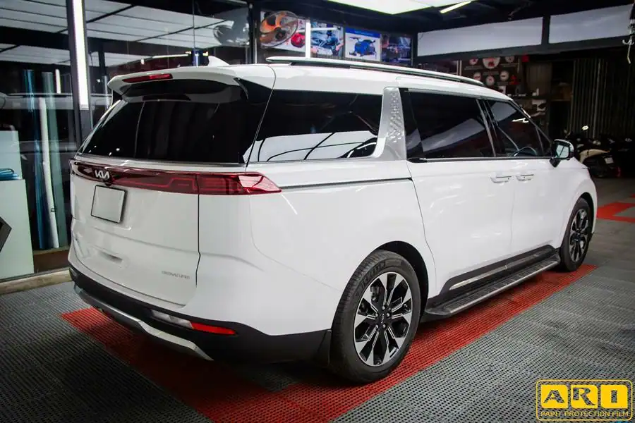 đuôi xe kia carnival được dán phim ppf ari