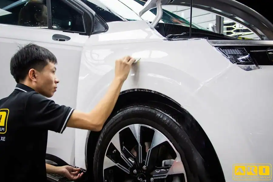 kỹ thuật viên dán phim ppf xe kia carnival