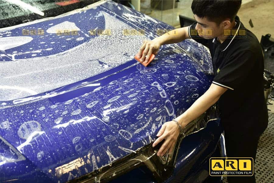 kỹ thuật viên đang dán phim ppf ari cho xe VinFast VF6
