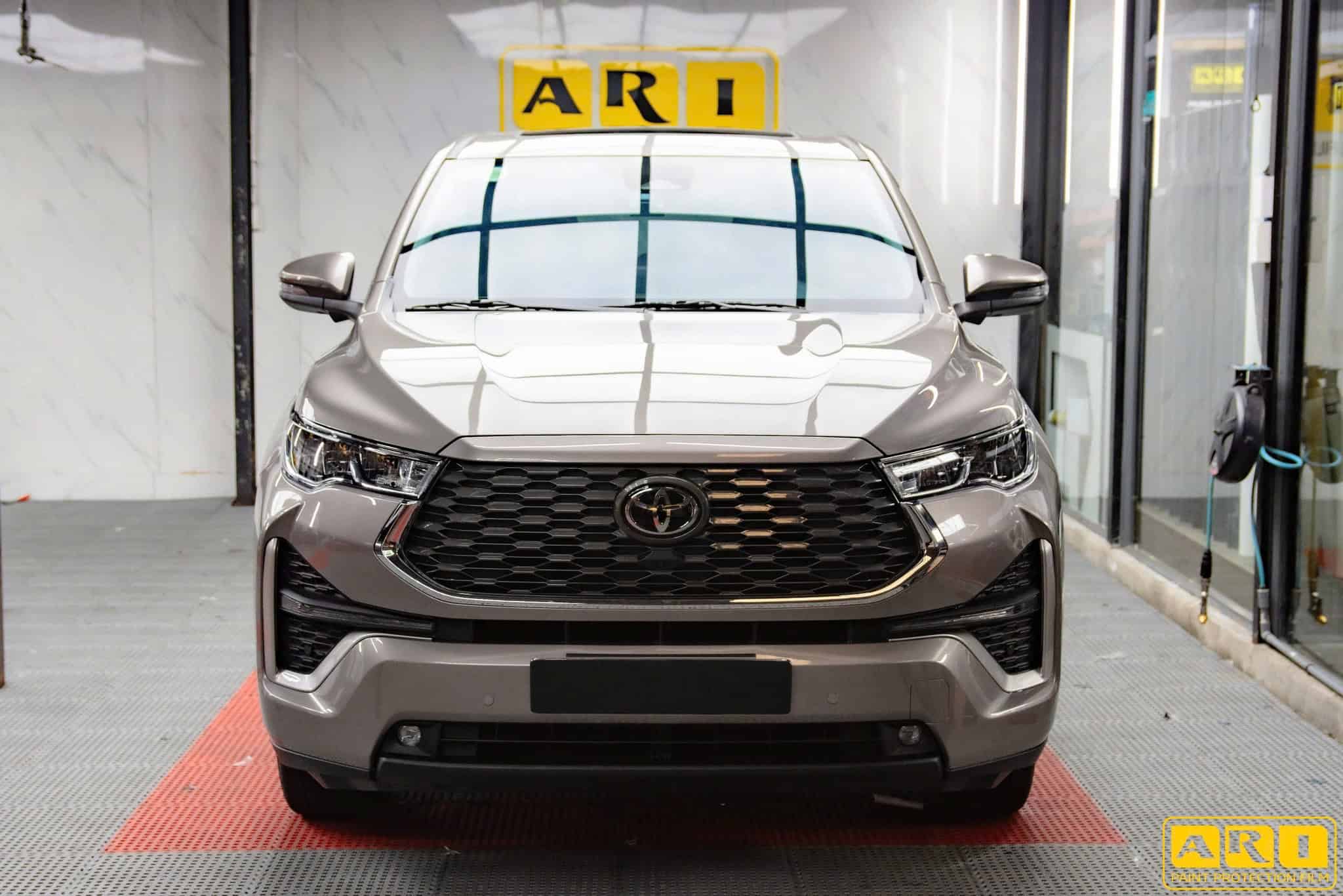 Xe toyota innova cross đã được dán film PPF ARI