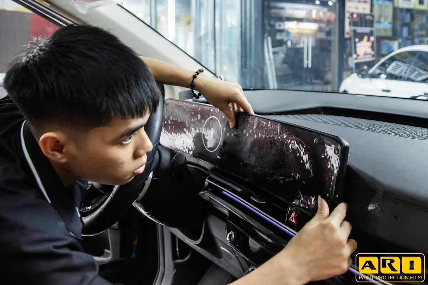 Dán PPF bảng điều khiển xe kia carnival