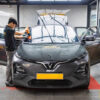 Chính diện xe VinFast VF5 đang được bọc ppf ARI