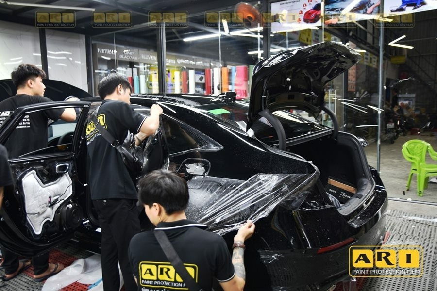 kỹ thuật viên đang dán ppf ari cho xe honda civic rs