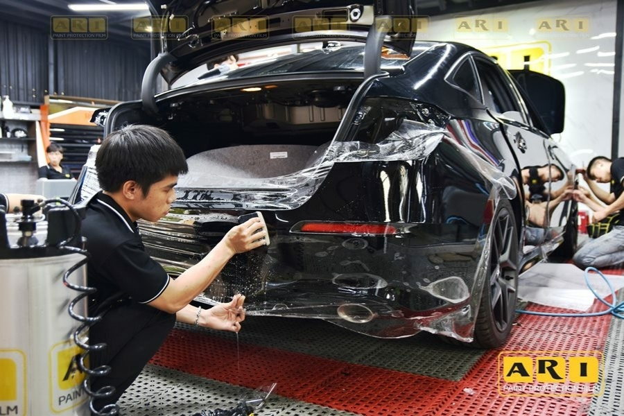 kỹ thuật viên đang dán ppf ari cho xe honda civic rs