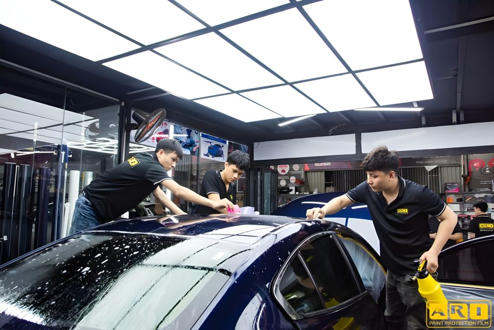 mazda 3 đã dán đang được kỹ thuật viên dán phim ppf ari độ sáng bóng cao