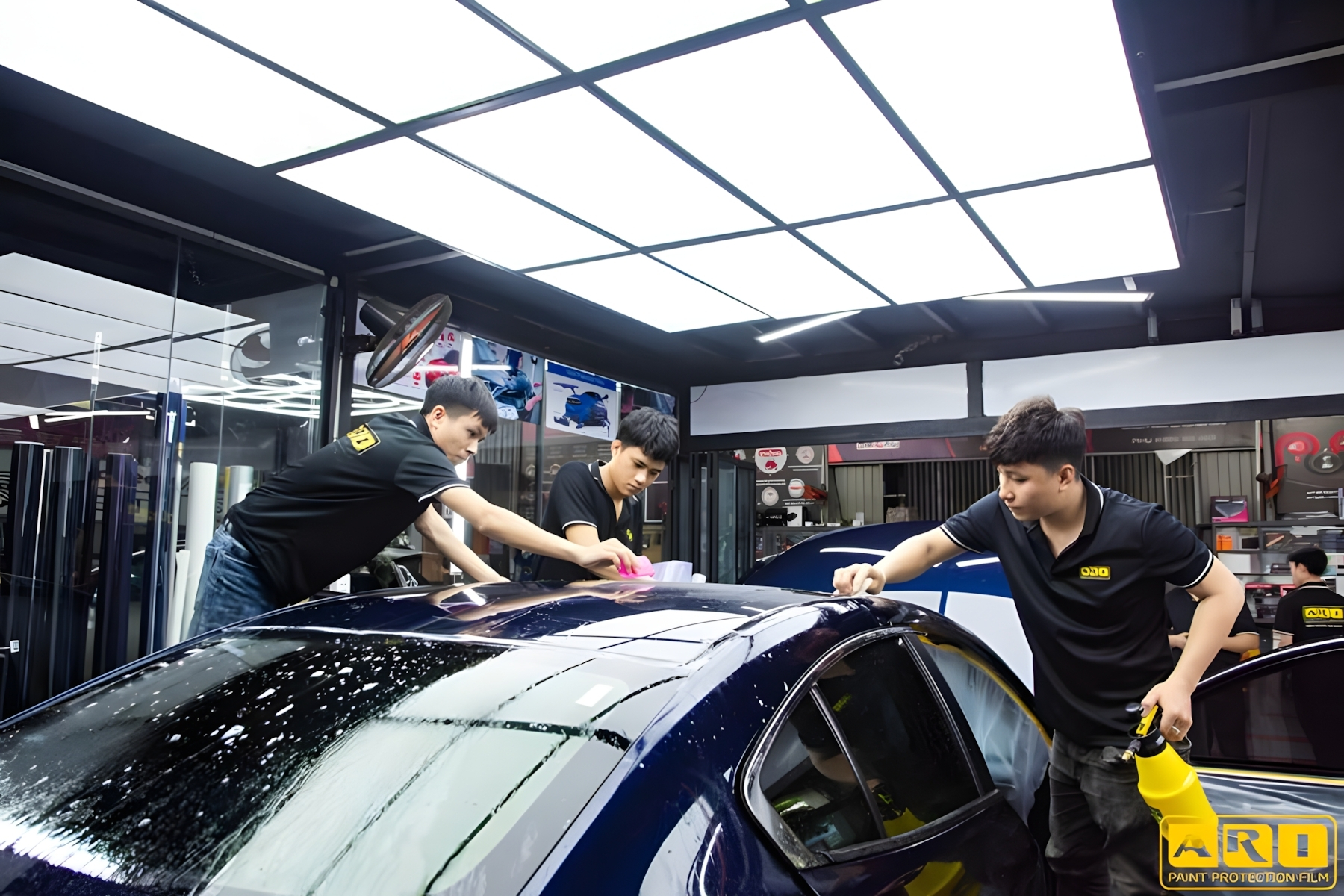 mazda 3 đã dán đang được kỹ thuật viên dán phim ppf ari độ sáng bóng cao