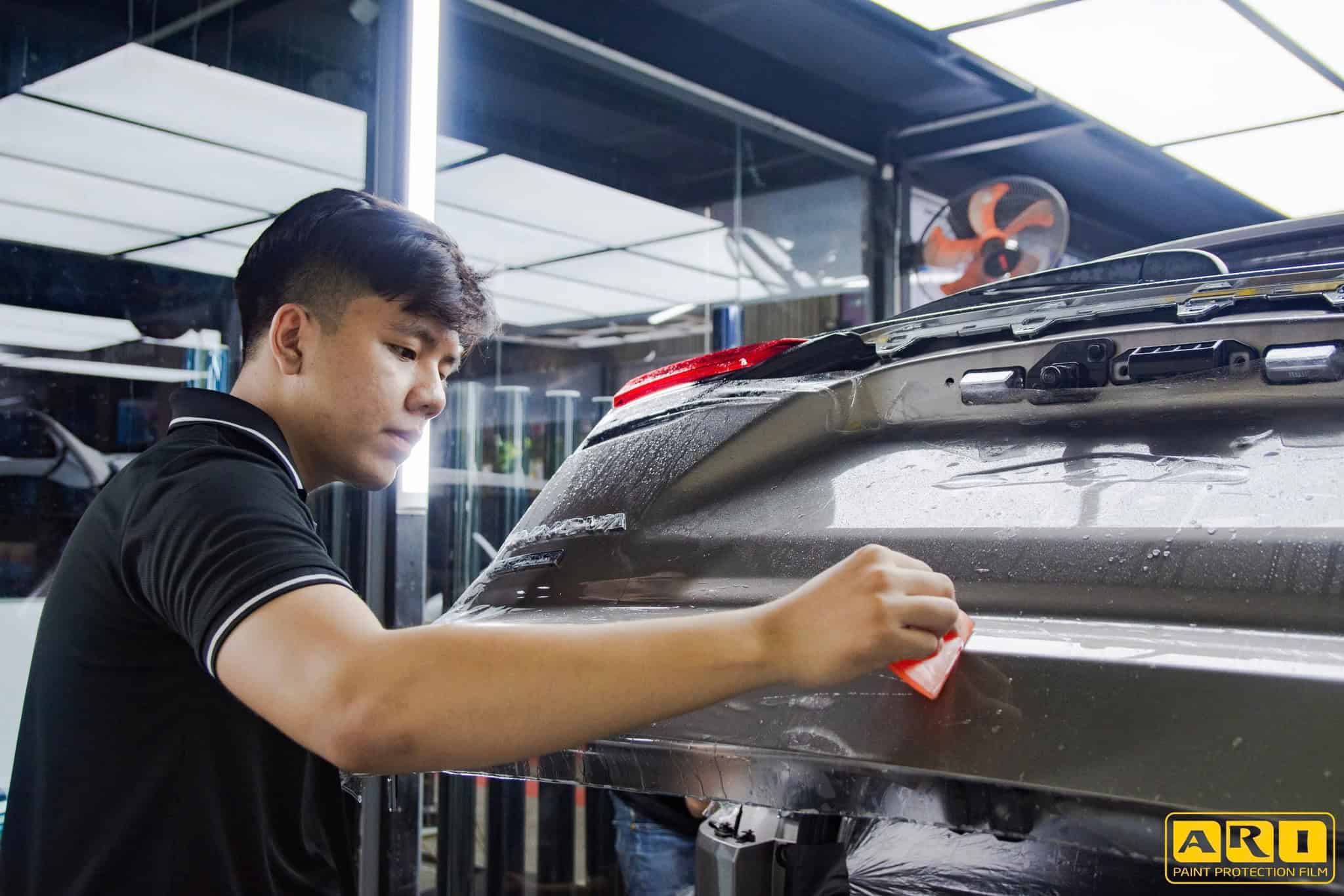Kỹ thuật viên dán PPF ARI xe Innova Cross