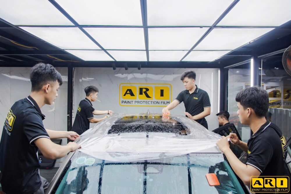 Kỹ thuật viên dán PPF ARI xe Innova Cross