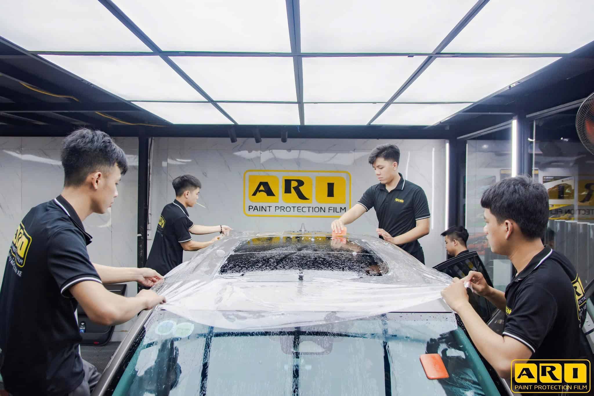 Kỹ thuật viên dán PPF ARI xe Innova Cross